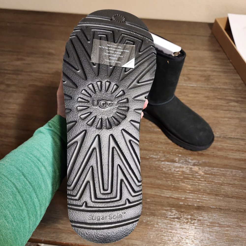 UGG Womens Classic Short II, NWT Black Size 11 - Picture 4 of 12